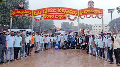 ಹುಬ್ಬಳ್ಳಿಯ ಸಿದ್ಧಾರೂಢ ಮಠ ಆವರಣದಲ್ಲಿ ರಾಷ್ಟ್ರೀಯ ಸಂಖ್ಯಾಶಾಸ್ತ್ರ ಕಚೇರಿ ವತಿಯಿಂದ ಸ್ವಚ್ಛತಾ ಕಾರ್ಯ ಕೈಗೊಳ್ಳಲಾಯಿತು.