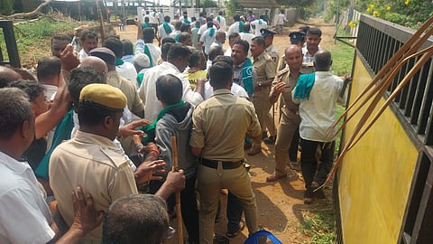 ಪಾಂಡವಪುರ ತಾಲೂಕಿನ ದೊಡ್ಡಬ್ಯಾಡರಹಳ್ಳಿ ಗ್ರಾಮದ ಹೊರವಲಯದಲ್ಲಿ ಇರುವ ಚೈತ್ರ ಗೋಶಾಲೆಗೆ ಎದುರು ಗುರುವಾರ ಪ್ರತಿಭಟನೆ ನಡೆಸಲಾಯಿತು. 

