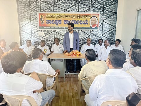 ಯಾದಗಿರಿಯಲ್ಲಿ ಭಾನುವಾರ ನಡೆದ ಹಿಂದುಳಿದ ವರ್ಗಗಳ ಚಿಂತನಾ ಮಂಥನ ಸಭೆಯಲ್ಲಿ ಕರ್ನಾಟಕ ಸ್ವಾಭಿಮಾನಿ ಬಳಗದ ಸಂಸ್ಥಾಪಕ ಅಧ್ಯಕ್ಷ ಜಿ.ಬಿ ವಿನಯಕುಮಾರ ಮಾತನಾಡಿದರು. ಕುರುಬ ಸಂಘದ ಜಿಲ್ಲಾಅಧ್ಯಾಕ್ಷ ಮಲ್ಲಣ್ಣ ಐಕೂರ, ವಿಶ್ವನಾಥ್ ನೀಲಹಳ್ಳಿ, ಕಾಳಪ್ಪ ಕವತಿ, ರಾಜಶೇಖರ್.ಕೆ, ಹೊನ್ನಪ್ಪ ಇತರರಿದ್ದರು.