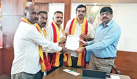 ಸಿದ್ದಾಪುರ ಮುಖ್ಯರಸ್ತೆ ದುರಸ್ತಿಗೆ ಆಗ್ರಹಿಸಿ ಕರ್ನಾಟಕ ರಕ್ಷಣಾ ವೇದಿಕೆ (ಸ್ವಾಭಿಮಾನಿ ಬಣ) ಕಾರ್ಯಕರ್ತರು ಗುರುವಾರ ಕೊಡಗು ಜಿಲ್ಲಾಧಿಕಾರಿ ಮನವಿ ಸಲ್ಲಿಸಿದರು.  ಸುರೇಶ್ ನಲ್ಲಿಕಲ್, ಸಜಿಲ್ ಕುಮಾರ್, ಪಿ.ಆರ್.ಹರೀಶ್, ವೆಂಕಟೇಶ್ ಇತರರು ಇದ್ದರು.