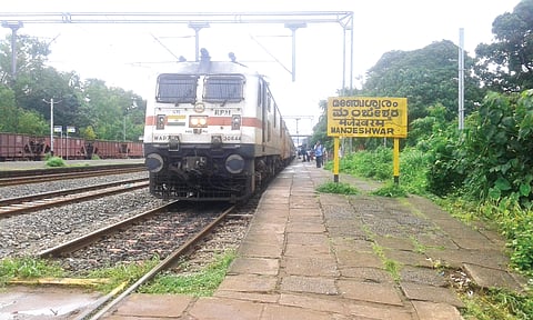 ರೈಲ್ವೆ ಮೇಲ್ಸೇತುವೆ ಬೇಡಿಕೆ ಹೊಂದಿರುವ ಹೊಸಂಗಡಿಯ ಪುರಾತನ ರೈಲ್ವೆ ಕ್ರಾಸಿಂಗ್.