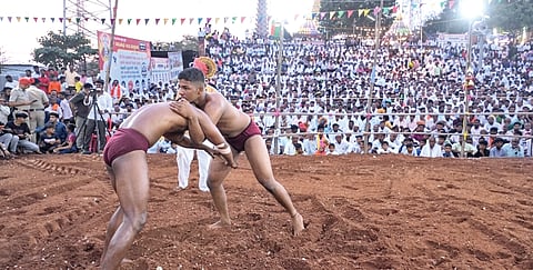 ರಬಕವಿ-ಬನಹಟ್ಟಿ: ಉತ್ತರ ಕರ್ನಾಟಕದ ಜನಜೀವನದಲ್ಲಿ ಕುಸ್ತಿಗೆ ವಿಶಿಷ್ಟ ಸ್ಥಾನವಿದೆ. ತಂತ್ರಜ್ಞಾನ ಯುಗದಲ್ಲಿಯೂ ಈ ಭಾಗದಲ್ಲಿ ಕುಸ್ತಿ ಅಭ್ಯಾಸ ಮಾಡುವವರ ಹಾಗೂ ಪಂದ್ಯಗಳನ್ನು ವೀಕ್ಷಿಸುವವರ ಸಂಖ್ಯೆ ಗಮನಾರ್ಹವಾಗಿದೆ ಎಂದು ಬನಹಟ್ಟಿಯ ಹಿರಿಯ ರಾಜೇಂದ್ರ ಭದ್ರಣ್ಣವರ ಹೇಳಿದರು. 

 ನಗರದ ಆರಾಧ್ಯ ದೈವ ಶ್ರೀ ಕಾಡಸಿದ್ಧೇಶ್ವರ ಜಾತ್ರಾ ಮಹೋತ್ಸವದ ಅಂಗವಾಗಿ ಬುಧವಾರ ಸಂಜೆ ಆಯೋಜಿಸಿದ್ದ ಜಂಗಿ ನಿಕಾಳಿ ಕುಸ್ತಿ ಪಂದ್ಯಾವಳಿಯ ಮೈದಾನಕ್ಕೆ ಶ್ರೀನಿವಾಸ ಭದ್ರಣ್ಣವರ ಅವರೊಂದಿಗೆ ಜಂಟಿಯಾಗಿ ಪೂಜೆ ಸಲ್ಲಿಸಿ ಅವರು ಮಾತನಾಡಿದರು.

 ಕುಸ್ತಿ ದೈಹಿಕ ಸಾಮರ್ಥ್ಯದ ಜತೆಗೆ ಶಿಸ್ತು, ಧೈರ್ಯ ಮತ್ತು ತಾಳ್ಮೆ ಬೆಳೆಸುವ ಸಾಂಪ್ರದಾಯಿಕ ಕ್ರೀಡೆಯಾಗಿದ್ದು, ಇಂತಹ ಪಂದ್ಯಾವಳಿಗಳು ಗ್ರಾಮೀಣ ಪ್ರತಿಭೆಗಳಿಗೆ ಉತ್ತಮ ವೇದಿಕೆ ಕಲ್ಪಿಸುತ್ತವೆ ಎಂದರು.

 ಜಂಗಿ ನಿಕಾಳಿ ಕುಸ್ತಿ ಪಂದ್ಯಾವಳಿಗೆ ಕರ್ನಾಟಕದ ವಿವಿಧ ಜಿಲ್ಲೆಗಳು ಹಾಗೂ ನೆರೆಯ ಮಹಾರಾಷ್ಟ್ರದಿಂದಲೂ ಪೈಲ್ವಾನರು ಆಗಮಿಸಿದ್ದರು. ನೂರಕ್ಕೂ ಹೆಚ್ಚು ಪೈಲ್ವಾನರು ಅಖಾಡಕ್ಕಿಳಿದು ವಿವಿಧ ಪಟ್ಟುಗಳನ್ನು ಪ್ರದರ್ಶಿಸಿ ಪ್ರೇಕ್ಷಕರ ಗಮನ ಸೆಳೆದರು.

 ಅಖಾಡದಲ್ಲಿ ಪೈಲ್ವಾನರು ಒಳ ಟಾಂಗ್, ಹೊರ ಟಾಂಗ್, ದಿಸೆ ಜೋಡಿ, ಚಿತ್ತ ಸೇರಿ ಸಾಂಪ್ರದಾಯಿಕ ಕುಸ್ತಿ ಪಟ್ಟುಗಳನ್ನು ಪ್ರದರ್ಶಿಸಿದರು. ರೋಚಕ ಹಣಾಹಣಿಗಳಿಗೆ ಪ್ರೇಕ್ಷಕರು ಶಿಳ್ಳೆ ಹಾಗೂ ಚಪ್ಪಾಳೆಗಳ ಮೂಲಕ ಭರ್ಜರಿ ಪ್ರೋತ್ಸಾಹ ನೀಡಿದರು. ಸುತ್ತಮುತ್ತಲಿನ ಗ್ರಾಮಗಳು ಮಾತ್ರವಲ್ಲದೆ ದೂರದ ಊರುಗಳಿಂದಲೂ ಅಪಾರ ಸಂಖ್ಯೆಯಲ್ಲಿ ಕುಸ್ತಿ ಅಭಿಮಾನಿಗಳು ಆಗಮಿಸಿದ್ದರು.

 ಸಮಿತಿ ಅಧ್ಯಕ್ಷ ಚನ್ನವೀರಪ್ಪ ಹಾದಿಮನಿ, ಬ್ರಿಜ್‌ಮೋಹನ ಡಾಗಾ, ಮಲ್ಲಿಕಾರ್ಜುನ ಬಾಣಕಾರ, ಈರಪ್ಪ ಹಿಪ್ಪರಗಿ, ಶ್ರೀಶೈಲ ದಭಾಡಿ, ದಾನಪ್ಪ ಹುಲತ್ತಿ, ಭೀಮಸಿ ಮಗದುಮ್, ಶಂಕರ ಜಾಲಿಗಿಡದ, ಶೇಖರ ಸಂಪಗಾವಿ, ಶ್ರೀನಿವಾಸ ಹಳ್ಳಾಳ ಸೇರಿ ಹಲವರು ಉಪಸ್ಥಿತರಿದ್ದರು.