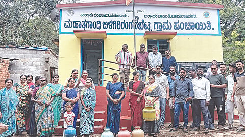 ಯಳಂದೂರು ತಾಲೂಕಿ ಬಿಳಿಗಿರಿರಂಗಬೆಟ್ಟದಲ್ಲಿ ಗುರುವಾರ ಗ್ರಾಮ ಪಂಚಾಯಿತಿ ಕಚೇರಿಗೆ ಗ್ರಾಮಸ್ಥರು ಮುತ್ತಿಗೆ ಹಾಕಿ ಪ್ರತಿಭಟನೆ ಮಾಡಿದರು. ರವಿ, ಬಂಗಾರು, ಭಾಗ್ಯಮ್ಮ, ಸರಸ್ವತಿ, ನಿಂಗರಾಜಮ್ಮ ಇತರರಿದ್ದರು.