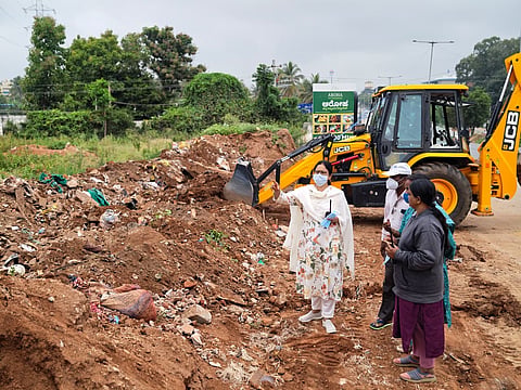 
ಮೈಸೂರು ನಗರದ ವರ್ತುಲ ರಸ್ತೆಯ ಸ್ವಚ್ಛತಾ ಕಾರ್ಯವನ್ನು ನಗರ ಪಾಲಿಕೆ ಅಯುಕ್ತೆ ಎಂ.ಕೆ. ಸವಿತಾ ವೀಕ್ಷಿಸಿದರು.