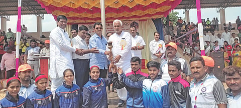 ಬೀಳಗಿ: ವಿದ್ಯಾರ್ಥಿಗಳು ಶಿಕ್ಷಣದ ಜತೆಗೆ ಕ್ರೀಡಾ ಮನೋಭಾವ ಬೆಳೆಸಿಕೊಂಡರೆ ದೈಹಿಕ ಹಾಗೂ ಮಾನಸಿಕವಾಗಿ ಸದಢರಾಗಲು ಸಾಧ್ಯ ಎಂದು ಹಟ್ಟಿ ಚಿನ್ನದ ಗಣಿ ನಿಗಮದ ಅಧ್ಯಕ್ಷ ಹಾಗೂ ಶಾಸಕ ಜೆ.ಟಿ.ಪಾಟೀಲ ಹೇಳಿದರು.

 ಪಟ್ಟಣದ ವೀರ ಸಿಂಧೂರ ಲಕ್ಷ್ಮಣ ತಾಲೂಕು ಕ್ರೀಡಾಂಗಣದಲ್ಲಿ ಸಾರ್ವಜನಿಕ ಶಿಕ್ಷಣ ಇಲಾಖೆಯ ಸಹಯೋಗದಲ್ಲಿ ಬುಧವಾರ ಆಯೋಜಿಸಿದ್ದ ತಾಲೂಕು ಮಟ್ಟದ ಪ್ರಾಥಮಿಕ ಹಾಗೂ ಪ್ರೌಢಶಾಲೆಗಳ ಕ್ರೀಡಾಕೂಟ ಉದ್ಘಾಟಿಸಿ ಅವರು ಮಾತನಾಡಿದರು.

 ವಿದ್ಯಾರ್ಥಿಗಳು ಉತ್ತಮ ಶಿಕ್ಷಣದ ಜತೆಗೆ ಸಂಸ್ಕಾರ ಹಾಗೂ ಮೌಲ್ಯಗಳನ್ನು ಮೈಗೂಡಿಸಿಕೊಳ್ಳಬೇಕು. ಸರ್ಕಾರ ಶಿಕ್ಷಣ ಕ್ಷೇತ್ರಕ್ಕೆ ಹಲವು ಸೌಲಭ್ಯಗಳನ್ನು ಒದಗಿಸುತ್ತಿದ್ದು, ವಿದ್ಯಾರ್ಥಿಗಳು ಅವುಗಳನ್ನು ಸದುಪಯೋಗಪಡಿಸಿಕೊಳ್ಳಬೇಕು. ಕ್ರೀಡಾಕೂಟಗಳು ಮಕ್ಕಳಲ್ಲಿರುವ ಪ್ರತಿಭೆಯನ್ನು ಗುರುತಿಸಿ ಹೊರತರುವ ಉತ್ತಮ ವೇದಿಕೆಯಾಗಿದ್ದು, ವಿದ್ಯಾರ್ಥಿಗಳು ಅವಕಾಶವನ್ನು ಸಮರ್ಪಕವಾಗಿ ಬಳಸಿಕೊಳ್ಳಬೇಕು ಎಂದು ಸಲಹೆ ನೀಡಿದರು.

 ಶಿಕ್ಷಕರು ವಿದ್ಯಾರ್ಥಿಗಳಿಗೆ ಮೌಲ್ಯಯುತ ಶಿಕ್ಷಣ ನೀಡುವುದರೊಂದಿಗೆ ಮಕ್ಕಳಲ್ಲಿ ಯಾವುದೇ ರೀತಿಯ ತಾರತಮ್ಯ ಮಾಡಬಾರದು ಎಂದರು.

 ಇದೇ ಸಂದರ್ಭದಲ್ಲಿ ಅಂಗವಿಕಲರ ಮಕ್ಕಳಿಗೆ ಶಾಸಕರು ತ್ರಿಚಕ್ರ ಸೈಕಲ್‌ಗಳನ್ನು ವಿತರಿಸಿದರು. ಹಟ್ಟಿ ಚಿನ್ನದ ಗಣಿ ನಿಗಮದ ವತಿಯಿಂದ ನಾಲ್ಕು ಶಾಲೆಗಳ ಅಭಿವದ್ಧಿಗೆ ತಲಾ 2 ಲಕ್ಷ ರೂ. ಅನುದಾನ ನೀಡಲಾಗಿದೆ ಎಂದು ತಿಳಿಸಿದರು.

 ತಾಲೂಕು ಗ್ಯಾರಂಟಿ ಸಮಿತಿ ಅಧ್ಯಕ್ಷ ಅಣವೀರಯ್ಯ ಪ್ಯಾಟಿಮಠ, ಬಿಇಒ ಆರ್.ಎಸ್.ಆದಾಪೂರ, ಪಪಂ ಮುಖ್ಯಾಧಿಕಾರಿ ದೇವೇಂದ್ರ ಧನಪಾಲ, ಇಆರ್‌ಸಿ ಶಿವಾಜಿ ಕಾಂಬಳೆ, ನಿವತ್ತ ಶಿಕ್ಷಕ ಬಿ.ಆರ್.ಸೊನ್ನದ, ಕೆ.ಎಸ್.ಕಂಬಳಿ, ಎಸ್.ಎಸ್.ಲಮಾಣಿ, ಪರಶುರಾಮ ಮಾದರ, ಎಚ್.ಜಿ.ತಿಪ್ಪರಡ್ಡಿ, ಜಿ.ಎಲ್.ಮುಲ್ಲಾ, ರಮೇಶ ಜುಂಜೂರಿ ಸೇರಿ ಹಲವರು ಉಪಸ್ಥಿತರಿದ್ದರು.