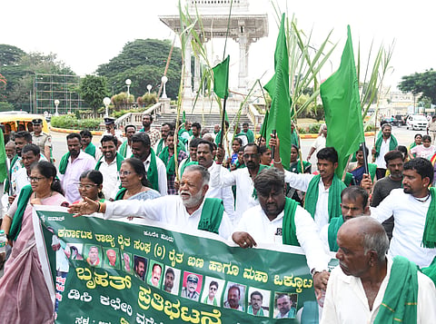 ರಾಜ್ಯ ರೈತ ಸಂಘ (ರೈತ ಬಣ)ದ ನೇತೃತ್ವದಲ್ಲಿ ರೈತರು ಗುರುವಾರ ಮೈಸೂರು ನಗರದಲ್ಲಿ ಪ್ರತಿಭಟನಾ ಮೆರವಣಿಗೆ ನಡೆಸಿದರು.