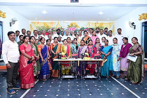 ಮಾರಶೆಟ್ಟಿಹಳ್ಳಿಯಲ್ಲಿ ಮಹಿಳೆಯರಿಗೆ ಉಚಿತವಾಗಿ ಹೊಲಿಗೆ ಯಂತ್ರ ವಿತರಣಾ ಕಾರ್ಯಕ್ರಮವನ್ನು ಶಾಸಕಿ ಶಾರದಾ ಪೂರ‌್ಯಾನಾಯ್ಕಾ ಉದ್ಘಾಟಿಸಿದರು. ಮರಿಯೋಜಿ ರಾವ್, ಸಚಿನ್ ಸಿಂಧ್ಯಾ, ಸತೀಶ್, ಗೀತಾ, ರಾಮಚಂದ್ರ ರಾವ್ ಇತರರಿದ್ದರು.