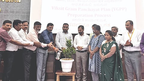 ಬಾಗಲಕೋಟೆ ಜಿ.ಪಂ. ಸಭಾ ಭವನದಲ್ಲಿ ಬುಧವಾರ ವಿಶೇಷ ಗ್ರಾಮ ಪಂಚಾಯಿತಿ ಯೋಜನೆ ಕುರಿತು ಜರುಗಿದ ತರಬೇತಿ ಕಾರ್ಯಕ್ರಮವನ್ನು ಜಿ.ಪಂ. ಸಿಇಒ ಗಜಾನನ ಬಾಲೆ ಉದ್ಘಾಟಿಸಿದರು. ಎನ್.ವೈ. ಬಸರಿಗಿಡದ ಇತರರಿದ್ದರು.