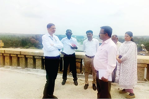ಕೆ.ಆರ್.ಸಾಗರ ಅಣೆಕಟ್ಟೆಗೆ ಕೇಂದ್ರ ಬರ ಅಧ್ಯಯನ ಸಮಿತಿ ಸದಸ್ಯ ಡಾ. ನವೀನ್‌ಕುಮಾರ ಜೈನ್ ಮತ್ತು ತಂಡ ಗುರುವಾರ ಭೇಟಿ ನೀಡಿ ವಾಸ್ತವ ಸ್ಥಿತಿ ಪರಿಶೀಲಿಸಿತು. ಕೆ.ರಘುರಾಮ್, ಜಯಸ್ವಾಮಿ, ವೆಂಕಟರಮಣಪ್ಪ ಇತರರಿದ್ದರು.

