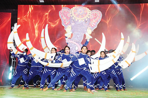 
ಯುವ ಸಂಭ್ರಮದಲ್ಲಿ ವಿಘ್ನ ವಿನಾಶಕ ವಿನಾಯಕ ನೃತ್ಯ ಪ್ರದರ್ಶನ ಗಮನ ಸೆಳೆಯಿತು.