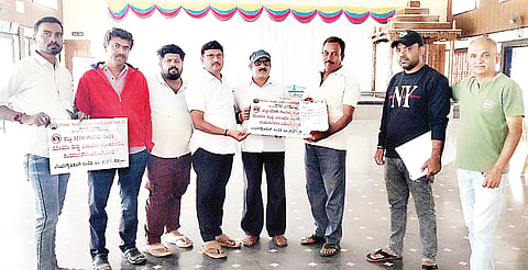 ಮದುವೆ ಹಾಗೂ ಇನ್ನಿತರ ಶುಭಕಾರ್ಯಗಳಲ್ಲಿ ಮಧ್ಯರಾತ್ರಿ 12 ಗಂಟೆ ನಂತರ ಛಾಯಾಗ್ರಹಣ ನಿಷೇಧಿಸಿರುವ ಬಗ್ಗೆ ಛಾಯಾಗ್ರಾಹಕರ ಸಂಘದ ಪದಾಧಿಕಾರಿಗಳು ಫಲಕ ಪ್ರದರ್ಶಿಸಿದರು.