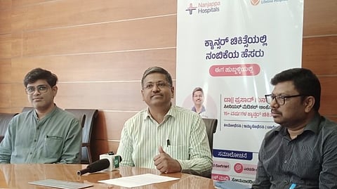 ಹುಬ್ಬಳ್ಳಿಯಲ್ಲಿ ನಂಜಪ್ಪ ಆಸ್ಪತ್ರೆಯ ಹಿರಿಯ ಮೆಡಿಕಲ್​ ಆಂಕೊಲಾಜಿಸ್ಟ್​ ಡಾ. ಪ್ರಸಾದ ಗುನಾರಿ ಮಾತನಾಡಿದರು. ಡಾ. ವಿನಾಯಕ ಚವ್ಹಾಣ, ಪ್ರಶಾಂತ ಕುರುಬೇಟ್​ ಇದ್ದರು.