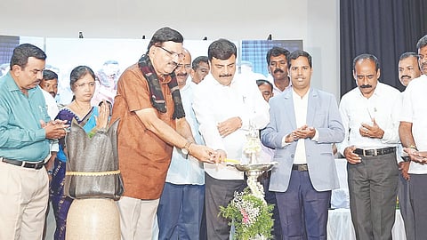 ಮಳವಳ್ಳಿ ಪಟ್ಟಣದ ಅಂಬೇಡ್ಕರ್ ಭವನದಲ್ಲಿ ಆಯೋಜಿಸಿದ್ದ ಕಾರ್ಯಕ್ರಮವನ್ನು ಕೃಷಿ ಸಚಿವ ಪಿ.ಎಂ.ನರೇಂದ್ರಸ್ವಾಮಿ ಉದ್ಘಾಟಿಸಿದರು. ವಿಧಾನ ಪರಿಷತ್ ಸದಸ್ಯ ಬಿ.ಎಸ್.ಶಿವಣ್ಣ, ಪ್ರೊ.ಕೃಷ್ಣೇಗೌಡ, ಡಾ.ಕುಮಾರ ಇದ್ದರು. 
