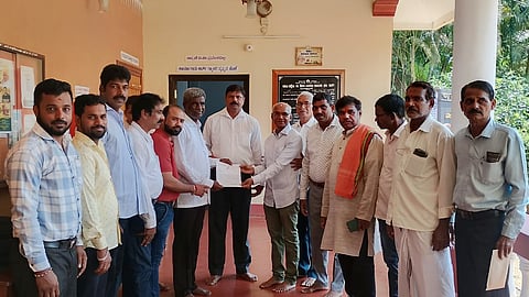 ಯಲ್ಲಾಪುರದ ಘಟನೆ ಖಂಡಿಸಿ ಸೂಕ್ತ ಕ್ರಮ ಕೈಗೊಳ್ಳುವಂತೆ ಆಗ್ರಹಿಸಿ ಅಖಿಲ ಭಾರತ ಕೊಂಕಣಿ ಖಾರ್ವಿ ಮಹಾಜನ ಸಭಾ ವತಿಯಿಂದ ಕೋಟ ಶ್ರೀನಿವಾಸ ಪೂಜಾರಿ ಅವರಿಗೆ ಮನವಿ ಸಲ್ಲಿಸಲಾಯಿತು. ರವಿ ಟಿ. ನಾಯ್ಕ್​, ಪಿ.ಸದಾನಂದ್​ ಖಾರ್ವಿ, ವಾಸುದೇವ್​ ಖಾರ್ವಿ, ರವಿಚಂದ್ರ ಖಾರ್ವಿ, ಪ್ರಕಾಶ್​ ಆರ್​. ಖಾರ್ವಿ ಇತರರಿದ್ದರು. 