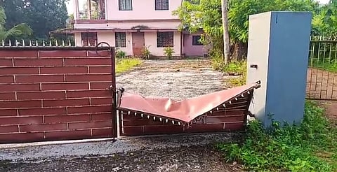 ಹಾನಿಗೊಂಡ ಡಾ.ಸೂರ್ಯನಾರಾಯಣ ಭಟ್ ಅವರ ಮನೆಯ ಗೇಟು.