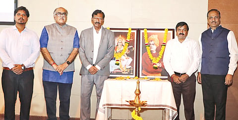 ಕಲಬುರಗಿ ಸಿಯುಕೆನಲ್ಲಿ ಗುರುವಾರ ನಡೆದ ಶೈಕ್ಷಣಿಕ ಕಾರ್ಯಕ್ರಮದಲ್ಲಿ ಕುಲಪತಿ ಪ್ರೊ.ಬಟ್ಟು ಸತ್ಯನಾರಾಯಣ, ಪ್ರೊ.ಟಿ.ವಿ.ವಿಜಯಕುಮಾರ್​, ಪ್ರೊ.ಆರ್​.ಎಸ್​.ಹೆಗಡಿ, ಪ್ರೊ.ಅಮರೇಂದ್ರ ಮತ್ಸಾ ಇತರರಿದ್ದರು.