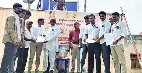 ಮುಧೋಳ: ತಾಲೂಕಿನ ಕುಳಲಿ ಗ್ರಾಮದಲ್ಲಿ ಜಾತ್ಯತೀತ ಹಾಗೂ ಪಕ್ಷಾತೀತವಾಗಿ ಗ್ರಾಮದ ಅಭಿವೃದ್ಧಿಗೆ ಆಗ್ರಹಿಸಿ ಪ್ರತಿಭಟನೆ ನಡೆಸಲಾಯಿತು.

 ಗ್ರಾಮದಲ್ಲಿ ಸಾಮೂಹಿಕ ಶೌಚಗೃಹಗಳ ಕೊರತೆ ಇದ್ದು, ಪುರುಷರಿಗಾಗಿ ಮುಧೋಳ ರಸ್ತೆಯ ಪಕ್ಕದಲ್ಲಿ ಸಾರ್ವಜನಿಕ ಶೌಚಗೃಹ ನಿರ್ಮಿಸಬೇಕು ಎಂದು ಪ್ರತಿಭಟನಾಕಾರರು ಆಗ್ರಹಿಸಿ, ಅಧಿಕಾರಿಗಳಿಗೆ ಗುರುವಾರ ಮನವಿ ಸಲ್ಲಿಸಿದರು.

 ತಾಲೂಕು ಪಂಚಾಯಿತಿ ಅಧಿಕಾರಿ ಶ್ರೀನಿವಾಸ ಚಿಗರೆಡ್ಡಿ, ಗ್ರಾಮ ಲೆಕ್ಕಾಧಿಕಾರಿ ರಫೀಕ್ ಕರನಾಚಿ, ಪಿಡಿಒ ಸುಭಾಷ ಗೋಳಶೆಟ್ಟಿ ಹಾಗೂ ಪಂಚಾಯಿತಿ ಆಡಳಿತಾಧಿಕಾರಿ ಮಹೇಶ ಪಾಟೀಲ ಮನವಿ ಸ್ವೀಕರಿಸಿದರು. ಪೊಲೀಸ್ ಇಲಾಖೆಯಿಂದ ಸೂಕ್ತ ಪೊಲೀಸ್ ಬಂದೋಬಸ್ತ್ ಕಲ್ಪಿಸಲಾಗಿತ್ತು.

 ಸದಾಶಿವ ತಳಗೇರಿ, ರಾಜು ಕಳ್ಳಿಮನಿ, ಭೀಮಪ್ಪ ಕೋರೆಪ್ಪಗೋಳ, ಹನುಮಂತ ಪೂಜಾರಿ, ಸೈದು ಮುಗಳಖೋಡ, ದುರ್ಗವ್ವ ಗಜಾರ, ಭಾಗವ್ವ ಕಳ್ಳಿಮನಿ, ಉಮೇಶ ಗಣಿ ಸೇರಿ ದಲಿತ ಸಂಘಟನೆಗಳ ಮುಖಂಡರು ಹಾಗೂ ರೈತರು ಪಾಲ್ಗೊಂಡಿದ್ದರು.