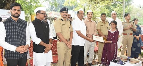 ಗಾಂಧಿ ಜಯಂತಿಯ ಅಂಗವಾಗಿ ನಡೆದ ಪ್ರಬಂಧ ಸ್ಪರ್ಧೆಯಲ್ಲಿ ವಿಜೇತರಿಗೆ ಬಹುಮಾನ ವಿತರಿಸಲಾಯಿತು. ಡಾ.ಮಂಜುನಾಥ ಭಂಡಾರಿ, ಟಿ.ಎಂ.ಶಾಹಿದ್, ಶಾಲೆಟ್ ಪಿಂಟೋ, ದರ್ಶನ್ ಎಚ್.ವಿ. ಮೊದಲಾದವರಿದ್ದರು.