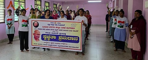 ಗಾಂಧೀಜಿ ಜಯಂತಿ ಹಿನ್ನೆಲೆಯಲ್ಲಿ ಶುಕ್ರವಾರ ದ.ಕ ಜಿಲ್ಲಾ ಹಿಂದುಳಿದ ವರ್ಗಗಳ ಕಲ್ಯಾಣ ಇಲಾಖೆಯ ವ್ಯಾಪ್ತಿಯಲ್ಲಿ ಕಾರ್ಯನಿರ್ವಹಿಸುತ್ತಿರುವ ವಿದ್ಯಾರ್ಥಿ ನಿಲಯಗಳಲ್ಲಿ ವಿಶೇಷ ಸ್ವಚ್ಛತಾ ಅಭಿಯಾನ ನಡೆಯಿತು.