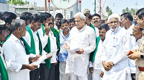 ಮಲ್ಲಾಬಾದ ಏತ ನೀರಾವರಿಯ ಮುಖ್ಯ ಕಾಲುವೆಗೆ ಹೊಂದಿರುವ ಏತ ನೀರಾವರಿ ಟೆಂಡರ್ ಪ್ರಕ್ರಿಯೆ ಸೇರಿ ವಿವಿಧ ಬೇಡಿಕೆಗೆ ಆಗ್ರಹಿಸಿ ಸಗರನಾಡು ಜಿಲ್ಲಾ ರೈತ ಕ್ಷೇಮಾಭಿವೃದ್ಧಿ ಸಂಘದ ಪದಾಽಕಾರಿಗಳು ಗುರುವಾರ ಕೆಂಭಾವಿಯಲ್ಲಿ ಶಾಸಕ ಶರಣಬಸಪ್ಪ ದರ್ಶನಾಪುರ ಅವರಿಗೆ ಮನವಿ ಸಲ್ಲಿಸಿದರು. ಭೀಮನಗೌಡ ಕಾಚಾಪುರ, ಎಚ್. ಆರ್. ಬಡಿಗೇರ, ಶಿವನಗೌಡ ಮಾಲಿಪಾಟೀಲ್, ಮಂಜುನಾಥ ದೇಸಾಯಿ, ಹಳ್ಳೆಪ್ಪ ಇದ್ದರು.
