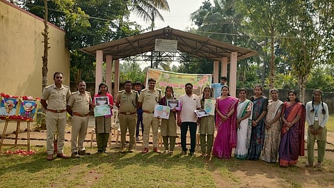 ಹನಗೋಡು ಹೋಬಳಿಯ ನೇರಳಕುಪ್ಪೆ ಸರ್ಕಾರಿ ಪ್ರೌಢಶಾಲೆಯಲ್ಲಿ ಅರಣ್ಯ ಇಲಾಖೆ ವತಿಯಿಂದ  ಚಿತ್ರಕಲೆ ಸ್ಪರ್ಧೆ ಆಯೋಜಿಸಲಾಯಿತು.  ಮಂಜು, ಕುಮಾರಸ್ವಾಮಿ,ಶಿವಕುಮಾರ್ ಇತರರಿದ್ದರು. 