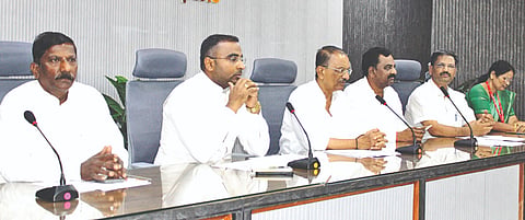 ಬಾಗಲಕೋಟೆ ಜಿ.ಪಂ. ಸಭಾ ಭವನದಲ್ಲಿ ಗುರುವಾರ ಕರ್ನಾಟಕ ರಾಜ್ಯ ಗ್ಯಾರಂಟಿ ಯೋಜನೆಗಳ ಅನುಷ್ಠಾನ ಸಮಿತಿ ಉಪಾಧ್ಯಕ್ಷ ಎಸ್.ಆರ್. ಪಾಟೀಲ ಅಧ್ಯಕ್ಷತೆಯಲ್ಲಿ ಯೋಜನೆಗಳ ಪ್ರಗತಿ ಪರಿಶೀಲನಾ ಸಭೆ ನಡೆಯಿತು. ಸಮಿತಿ ಜಿಲ್ಲಾ ಅಧ್ಯಕ್ಷ ಅನೀಲಕುಮಾರ ದಡ್ಡಿ, ಜಿ.ಪಂ. ಸಿಇಒ ಗಜಾನನ ಬಾಲೆ, ಶಿವಪ್ಪ ಕೊನೇರಿ, ಜಯಶ್ರೀ ತಿಮ್ಮಾಪೂರ ಇತರರಿದ್ದರು.
