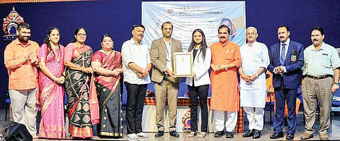 ಗೋಲ್ಡನ್ ಬುಕ್ ಆ್ ವರ್ಲ್ಡ್ ರೆಕಾರ್ಡ್‌ನಲ್ಲಿ ವಿಶ್ವ ದಾಖಲೆ ನಿರ್ಮಿಸಿದ ಹಿನ್ನೆಲೆಯಲ್ಲಿ ಗುರುವಾರ ಆಳ್ವಾಸ್ ವಿ.ಎಸ್.ಆಚಾರ್ಯ ಸಭಾಂಗಣದಲ್ಲಿ ನಡೆದ ವಿಷ್ಣುಪ್ರಿಯಾ ಪೈ ಅವರ ವಿಶ್ವದಾಖಲೆ ಸಾಧನೆಯ ಸಂಭ್ರಮ ಕಾರ್ಯಕ್ರಮ ನಡೆಯಿತು. ಮಾಜಿ ವಿಧಾನ ಪರಿಷತ್ ಸದಸ್ಯ ಗಣೇಶ್ ಕಾರ್ಣಿಕ್, ಸುಲೋಚನಾ ಜಿ.ಕೆ.ಭಟ್ ಮೊದಲಾದವರಿದ್ದರು.