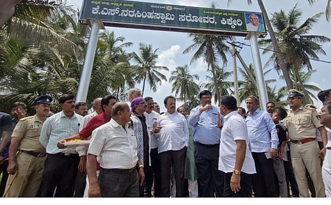 ಕಿಕ್ಕೇರಿಯಲ್ಲಿ ಶುಕ್ರವಾರ ಜರುಗಿದ ಮೈಸೂರ ಮಲ್ಲಿಗೆ ಕವಿ ಕೆ.ಎಸ್.ನರಸಿಂಹಸ್ವಾಮಿ ಸರೋವರ ಲೋಕಾರ್ಪಣೆ ಕಾರ್ಯಕ್ರಮದಲ್ಲಿ ಕೆಎಸ್‌ನ ಭಾವಚಿತ್ರಕ್ಕೆ ಸಚಿವ ಎನ್. ಚಲುವರಾಯಸ್ವಾಮಿ ಪುಷ್ಪಾರ್ಚನೆ ಮಾಡಿದರು. ಎಚ್.ಟಿ.ಮಂಜು, ಡಾ. ಕಿಕ್ಕೇರಿ ಕೃಷ್ಣಮೂರ್ತಿ, ಸುರೇಶ್, ದಿನೇಶ್ ಗೂಳಿಗೌಡ, ಸ್ಟಾರ್ ಚಂದ್ರು, ಬಿ.ಎಲ್.ದೇವರಾಜು, ವಿಶ್ವನಾಥ್, ಆರ್‌ಟಿಒ ಮಲ್ಲಿಕಾರ್ಜುನ ಮತ್ತಿತರರಿದ್ದರು. 

