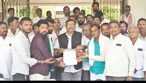 ಬಾಗಲಕೋಟೆ: ಸನ್ನತಿ ಬ್ರಿಡ್ಜ್ ಕಮ್ ಬ್ಯಾರೇಜ್ ಯೋಜನೆಯಿಂದ ಜಮೀನು ಕಳೆದುಕೊಂಡಿರುವ ಯಾದಗಿರಿ ಹಾಗೂ ಕಲಬುರಗಿ ಜಿಲ್ಲೆಗಳ ರೈತರಿಗೆ ನ್ಯಾಯಾಲಯದ ಆದೇಶದಂತೆ ಪರಿಹಾರ ನೀಡಬೇಕು. ಇಲ್ಲದಿದ್ದರೆ ಅ. 15ರಿಂದ ಬ್ಯಾರೇಜ್ ಎದುರು ಅನಿರ್ದಿಷ್ಟಾವಧಿ ಧರಣಿ ನಡೆಸಲಾಗುವುದು ಎಂದು ಯಾದಗಿರಿ ಜಿಲ್ಲಾ ರೈತ ಸಂಘದ ಉಪಾಧ್ಯಕ್ಷ ದೇವಿಂದ್ರಪ್ಪ  ಕೋಲಕಾರ ಎಚ್ಚರಿಸಿದರು.

 ನಗರದ ನವನಗರದಲ್ಲಿರುವ ಕೃಷ್ಣಾ ಮೇಲ್ದಂಡೆ ಯೋಜನೆ (ಯುಕೆಪಿ) ಆಯುಕ್ತರ ಕಚೇರಿ ಎದುರು ಗುರುವಾರ ಪ್ರತಿಭಟನೆ ನಡೆಸಿದ ರೈತರು, ಬಳಿಕ ಅಧಿಕಾರಿಗಳಿಗೆ ಮನವಿ ಸಲ್ಲಿಸಿದರು.

 ಯಾದಗಿರಿ ಜಿಲ್ಲೆಯ ಶಹಾಪುರ ತಾಲೂಕಿನ ಶಿರವಾಳ, ಹುರಸಗುಂಡಗಿ, ಅಣಬಿ, ರೋಜಾ ಎಸ್ ಹಾಗೂ ಕಲಬುರಗಿ ಜಿಲ್ಲೆಯ ಚಿತ್ತಾಪುರ ತಾಲೂಕಿನ ಸನ್ನತಿ, ಕೊಲ್ಲೂರ, ಕನಗನಹಳ್ಳಿ, ಉಳಂಡಿಗೇರಾ ಗ್ರಾಮಗಳ ಜಮೀನುಗಳು ಬ್ಯಾರೇಜ್ ನಿರ್ಮಾಣದಿಂದ ಮುಳುಗಡೆಯಾಗಿವೆ. ಪರಿಹಾರ ಹೆಚ್ಚಿಸುವಂತೆ ರೈತರು ನ್ಯಾಯಾಲಯದ ಮೊರೆ ಹೋಗಿದ್ದು, ನೀರಾವರಿ ಜಮೀನಿಗೆ ಎಕರೆಗೆ 90 ಲಕ್ಷ ರೂ. ಹಾಗೂ ಒಣಭೂಮಿಗೆ 55 ಲಕ್ಷ ರೂ. ವರೆಗೆ ಪರಿಹಾರ ನೀಡುವಂತೆ ಜಿಲ್ಲಾ ನ್ಯಾಯಾಲಯಗಳು ಆದೇಶಿಸಿವೆ ಎಂದು ಅವರು ತಿಳಿಸಿದರು.

 ಸರ್ಕಾರ ಈ ದರವನ್ನು ಪ್ರಶ್ನಿಸಿ ಉಚ್ಚ ನ್ಯಾಯಾಲಯಕ್ಕೆ ಮೇಲ್ಮನವಿ ಸಲ್ಲಿಸಿರುವುದರಿಂದ ಸುಮಾರು 10 ವರ್ಷಗಳಿಂದ ರೈತರಿಗೆ ಪರಿಹಾರ ದೊರೆತಿಲ್ಲ. ರೈತರು ಒನ್‌ಟೈಮ್ ಸೆಟ್ಲ್‌ಮೆಂಟ್ ಮೂಲಕ ಲೋಕ ಅದಾಲತ್‌ನಲ್ಲಿ ರಾಜಿ ಸಂಧಾನಕ್ಕೆ ಸಿದ್ಧರಿದ್ದರೂ ಸರ್ಕಾರ ಯಾವುದೇ ಕ್ರಮ ಕೈಗೊಂಡಿಲ್ಲ ಎಂದು ಆರೋಪಿಸಿದರು.

 ಮೂರನೇ ಹಂತದ ಕಾಮಗಾರಿಗೆ ಸಂಬಂಧಿಸಿದ ಪ್ರಕರಣಗಳನ್ನು ಲೋಕ ಅದಾಲತ್ ಮೂಲಕ ಇತ್ಯರ್ಥಪಡಿಸಿದ ಮಾದರಿಯಲ್ಲೇ ಮೊದಲ ಮತ್ತು ಎರಡನೇ ಹಂತದ ಪ್ರಕರಣಗಳನ್ನೂ ರಾಜಿ ಸಂಧಾನದ ಮೂಲಕ ಇತ್ಯರ್ಥಪಡಿಸಬೇಕು ಎಂದು ಒತ್ತಾಯಿಸಿದರು.

 ಬಾಗಲಕೋಟೆ ಜಿಲ್ಲೆಯಲ್ಲಿ ಮುಳುಗಡೆಯಾದ ಜಮೀನುಗಳಿಗೆ ನಿಗದಿಪಡಿಸಿರುವ ಪರಿಹಾರ ದರದ ಮಾದರಿಯನ್ನು ಸನ್ನತಿ ಬ್ಯಾರೇಜ್ ಯೋಜನೆಯಲ್ಲೂ ಅನುಸರಿಸಿದರೆ ರೈತರಿಗೆ ನ್ಯಾಯ ದೊರೆಯುವುದರ ಜತೆಗೆ ಸರ್ಕಾರದ ವೆಚ್ಚವೂ ಕಡಿಮೆಯಾಗಲಿದೆ ಎಂದು ಹೇಳಿದರು.

 ಈ ವಿಷಯವಾಗಿ ಹಲವು ಬಾರಿ ಮನವಿ ಸಲ್ಲಿಸಿದರೂ ಯಾವುದೇ ಕ್ರಮ ಕೈಗೊಂಡಿಲ್ಲ. ಹೀಗಾಗಿ 10 ದಿನಗಳೊಳಗೆ ಕ್ರಮ ಕೈಗೊಳ್ಳದಿದ್ದರೆ ಅ.15ರಿಂದ ಸನ್ನತಿ ಬ್ರಿಡ್ಜ್ ಕಮ್ ಬ್ಯಾರೇಜ್ ಎದುರು ನಿರಂತರ ಧರಣಿ ನಡೆಸಲಾಗುವುದು. ಬ್ಯಾರೇಜ್‌ನಲ್ಲಿ ನೀರು ನಿಲ್ಲಿಸಲು ಅವಕಾಶ ನೀಡುವುದಿಲ್ಲ ಎಂದು ಎಚ್ಚರಿಸಿದರು.

 ಮುರಳೀಧರ ಕುಲಕರ್ಣಿ, ಮಾಳಪ್ಪ ಹೇರುಂಡಿ, ಮಂಜು ಸಾಹು, ಯೂಸುಫ್ ಪೀರಾ, ಗುರುಪಾದಯ್ಯ ಸ್ವಾಮಿ, ಸಂತೋಷ ಸಾಹು, ಚನಬಸು ವನದುರ್ಗ, ಚಂದ್ರಶೇಖರ ಗೋಗಿ ಇತರರಿದ್ದರು.  