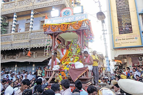 ರಬಕವಿ-ಬನಹಟ್ಟಿ: ಬನಹಟ್ಟಿ ನಗರದ ಆರಾಧ್ಯದೈವ ಕಾಡಸಿದ್ಧೇಶ್ವರ ದೇವರ ಕಳಸ ಇಳಿಸುವ ಉತ್ಸವ ಗುರುವಾರ ಸಂಜೆ ಅತ್ಯಂತ ವಿಜೃಂಭಣೆಯಿಂದ ಜರುಗಿತು.

ಸಂಜೆ 4 ಗಂಟೆಯಿಂದ ಮಂಗಳವಾರ ಪೇಟೆಯಿಂದ ಆರಂಭಗೊಂಡ ಮೆರವಣಿಗೆ ನಗರದ ಪ್ರಮುಖ ಬೀದಿಗಳಲ್ಲಿ ಸಂಚರಿಸಿ ಸೋಮವಾರ ಪೇಟೆಯ ಶಂಕರ ಜುಂಜಪ್ಪನವರ ನಿವಾಸದವರೆಗೆ ತೆರಳಿತು. ಮೆರವಣಿಗೆಯಲ್ಲಿ ಅಪಾರ ಸಂಖ್ಯೆಯ ಭಕ್ತರು ಪಾಲ್ಗೊಂಡಿದ್ದರು. ಕಳಸವನ್ನು ಹೊತ್ತ ಸಣ್ಣ ತೇರಿನೊಂದಿಗೆ ಸಾಗಿದ ಮೆರವಣಿಗೆಯಲ್ಲಿ ಭಕ್ತರು ಜಯಘೋಷ ಮೊಳಗಿಸಿದರು.

ಕಳಸ ಇಳಿಸುವ ಸ್ಥಳದಲ್ಲಿ ಸಾವಿರಾರು ಭಕ್ತರು ಸೇರಿದ್ದು, ಬಳಿಕ ಭಾರಿ ಪ್ರಮಾಣದಲ್ಲಿ ಪಟಾಕಿ ಸಿಡಿಸಿ ಸಂಭ್ರಮಿಸಿದರು. ಜಾತ್ರೆಯ ಮೊದಲ ದಿನಕ್ಕಿಂತಲೂ ಕೊನೆಯ ದಿನವಾದ ಕಳಸೋತ್ಸವಕ್ಕೆ ಹೆಚ್ಚಿನ ಸಂಖ್ಯೆಯಲ್ಲಿ ಭಕ್ತರು ಆಗಮಿಸಿದ್ದರು.

ಕಳಸೋತ್ಸವದ ಅಂಗವಾಗಿ ಸಣ್ಣ ತೇರಿಗೆ ಜನರು ಹೊಳಿಗೆ, ಕಡಬು ಸೇರಿ ವಿವಿಧ ಸಿಹಿ ತಿನಿಸುಗಳನ್ನು ತಯಾರಿಸಿ ನೈವೇದ್ಯ ಅರ್ಪಿಸುವುದು ಇಲ್ಲಿನ ಸಂಪ್ರದಾಯವಾಗಿದೆ. ಕಳಸ ಇಳಿಸುವ ದಿನ ಬಡವರಾಗಿದ್ದರೂ ಕನಿಷ್ಠ ಐದು ಜನರಿಗೆ ಅನ್ನದಾನ ಮಾಡುವ ಮೂಲಕ ದೇವರ ಕೃಪೆಗೆ ಪಾತ್ರರಾಗುವುದು ಹಿಂದಿನಿಂದಲೂ ನಡೆದುಕೊಂಡು ಬಂದ ಪದ್ಧತಿಯಾಗಿದೆ ಎಂದು ಹಿರಿಯರು ತಿಳಿಸಿದರು.

ಬನಹಟ್ಟಿ ನಗರದಲ್ಲಿ ನೆಲೆಸಿರುವ ವಿವಿಧ ಸಮುದಾಯಗಳ ಜನರು ಜಾತ್ರೆಯಲ್ಲಿ ಸೌಹಾರ್ದತೆಯಿಂದ ಪಾಲ್ಗೊಂಡರು. ಹಿಂದೂ ಸಂಸ್ಕೃತಿ, ಸಂಪ್ರದಾಯಬದ್ಧ ಆಚರಣೆ, ದಾಸೋಹ ಹಾಗೂ ಮಹಿಳೆಯರು ಭಾರತೀಯ ಸಂಪ್ರದಾಯದ ಉಡುಗೆ ತೊಡುವುದು ಜಾತ್ರೆಯ ವಿಶೇಷವಾಗಿತ್ತು. ಮುಸ್ಲಿಂರೂ ವಿಶೇಷ ಪೂಜೆ, ದಾನ-ಧರ್ಮಗಳಲ್ಲಿ ಪಾಲ್ಗೊಂಡು ಸರ್ವಧರ್ಮ ಸೌಹಾರ್ದತೆಗೆ ಸಾಕ್ಷಿಯಾದರು.