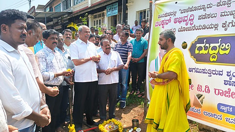 ಜಯಪುರದಲ್ಲಿ ಅಂಬೇಡ್ಕರ್‌ವೃತ್ತ ವಿಸ್ತರಣೆ ಕಾರ್ಯಕ್ಕೆ ಶಾಸಕ ಟಿ.ಡಿ.ರಾಜೇಗೌಡ ಗುದ್ದಲಿ ಪೂಜೆ ನೆರವೇರಿಸಿದರು. ಪ್ರವೀಣ್ ಜಾಲ್ಮರ, ಸತೀಶ್,ಕೀರ್ತಿರಾಜ್, ಪಣಿರಾಜ್, ವಜ್ರಪ್ಪ, ಅಶ್ವಥ್ ಇದ್ದರು.