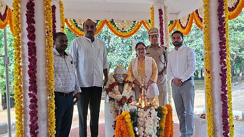 ಉಡುಪಿಯಲ್ಲಿ ಜಿಲ್ಲಾಡಳಿತ ಆಯೋಜಿಸಿದ್ದ ಗಾಂಧಿ ಜಯಂತಿಯನ್ನು ಯಶ್​ಪಾಲ್​ ಸುವರ್ಣ ಉದ್ಘಾಟಿಸಿದರು. ಸ್ವರೂಪಾ ಟಿ.ಕೆ., ಸುಧಾಕರ್​ ನಾಯಕ್​, ಸುಬ್ರಹ್ಮಣ್ಯ ಶೆಟ್ಟಿ, ಮಹಾಂತೇಶ್​ ಹಂಗರಗಿ ಇದ್ದರು.