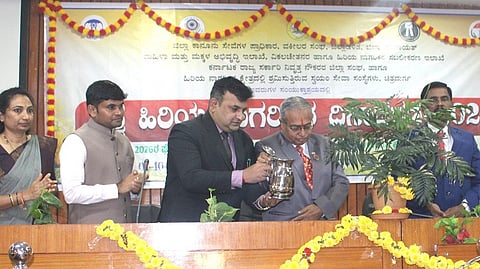 ವಿಶ್ವ ಹಿರಿಯ ನಾಗರಿಕರ ದಿನಾಚರಣೆಯಲ್ಲಿ ಜಿಲ್ಲಾ ಪ್ರಧಾನ ನ್ಯಾಯಾಽÃಶ ಜಿ.ಡಿ. ಮಹಾವರ್ಕರ್, ಡಾ.ಕೆ.ಜಿ. ಕಾಂತರಾಜ್, ಡಿ.ಕೆ. ಶೀಲಾ, ಶಮೀರ್ ಪಿ. ನಂದ್ಯಾಲ್, ಎಚ್.ಎಸ್. ಮಹೇಶ್ವರಪ್ಪ ಇತರರು ಇದ್ದರು.

