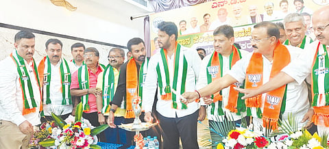 ದೊಡ್ಡಬಳ್ಳಾಪುರದ ವಿಧಾನಪರಿಷತ್​ ಬೆಂಗಳೂರು ಶಿಕ್ಷಕರ ೇತ್ರದ ಬಿಜೆಪಿ&ಜೆಡಿಎಸ್​ ಕಾರ್ಯಕರ್ತ ಸಭೆಗೆ ಜೆಡಿಎಸ್​ ಯುವ ಟಕ ಅಧ್ಯಕ್ಷ ನಿಖಿಲ್​ ಕುಮಾರಸ್ವಾಮಿ ಚಾಲನೆ ನೀಡಿದರು. ಶಾಸಕ ಧೀರಜ್​ ಮುನಿರಾಜು, ಎನ್​ಡಿಎ ಅಭ್ಯರ್ಥಿ ರಂಗನಾಥ, ಬಿಜೆಪಿ ಉಸ್ತುವಾರಿ ಗೋಪಿನಾಥರೆಡ್ಡಿ ಇತರರಿದ್ದರು.