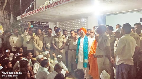 ಇಂಡಿ ನಗರದಲ್ಲಿ ಡಿವೈಎಸ್‌ಪಿ ಕಚೇರಿ ಮುಂದೆ ಪ್ರತಿಭಟನೆ ನಡೆಸುತ್ತಿರುವ ಬಂಥನಾಳ-ಲಚ್ಯಾಣ ಮಠದ ಭಕ್ತರನ್ನುದ್ದೇಶಿಸಿ ದಿಂಗಾಲೇಶ್ವರ ಸ್ವಾಮೀಜಿ ಮಾತನಾಡಿದರು.