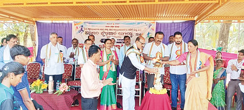  ದುಗ್ಗಲಡ್ಕ ಸರ್ಕಾರಿ ಪ್ರೌಢಶಾಲೆಯಲ್ಲಿ ಕ್ರೀಡಾಕೂಟವನ್ನು ರಾಜ್ಯ ಕನಿಷ್ಠ ವೇತನ ಸಲಹಾ ಮಂಡಳಿ ಅಧ್ಯಕ್ಷ ಟಿ.ಎಂ.ಶಹೀದ್ ಉದ್ಘಾಟಿಸಿದರು. ಸದಾನಂದ ಮಾವಜಿ, ಶೀಲಾವತಿ ಮೊದಲಾದವರಿದ್ದರು.

 