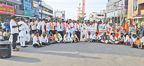 ಮುಧೋಳ: ಮುಧೋಳ ತಾಲೂಕಿನಲ್ಲಿ ತೀವ್ರ ಮಳೆಯ ಕೊರತೆಯಿಂದ ಉಂಟಾಗಿರುವ ಬರ ಪರಿಸ್ಥಿತಿಯನ್ನು ಗಂಭೀರವಾಗಿ ಪರಿಗಣಿಸಿಲ್ಲ ಎಂದು ಆರೋಪಿಸಿ ರಾಜ್ಯ ಸರ್ಕಾರದ ವಿರುದ್ಧ ಬಿಜೆಪಿ ಗ್ರಾಮೀಣ ಹಾಗೂ ನಗರ ಮಂಡಳಗಳ ವತಿಯಿಂದ ಗುರುವಾರ ನಗರದಲ್ಲಿ ಬೃಹತ್ ಪ್ರತಿಭಟನೆ ನಡೆಸಲಾಯಿತು.

  ಮುಧೋಳ ತಾಲೂಕು ಕೂಡಲೇ ತೀವ್ರ ಬರಪೀಡಿತ ಪ್ರದೇಶವೆಂದು ಘೋಷಿಸಿ, ಸಂಕಷ್ಟದಲ್ಲಿರುವ ರೈತರಿಗೆ ತುರ್ತು ಪರಿಹಾರ ಒದಗಿಸಬೇಕು ಎಂದು ಆಗ್ರಹಿಸಿ ತಹಸೀಲ್ದಾರ್ ಡಾ.ಚಿಕ್ಕಪ್ಪ ನಾಯಕ ಅವರ ಮೂಲಕ ಮನವಿ ಸಲ್ಲಿಸಲಾಯಿತು. ಇದಕ್ಕೂ ಮುನ್ನ ನಗರದ ರಾಣಾ ಪ್ರತಾಪಸಿಂಹ ವೃತ್ತದಲ್ಲಿ ಬೆಳಗಾವಿ-ವಿಜಯಪುರ ರಾಜ್ಯ ಹೆದ್ದಾರಿ ತಡೆದು ಪ್ರತಿಭಟನಾಕಾರರು ಸರ್ಕಾರದ ವಿರುದ್ಧ ಆಕ್ರೋಶ ವ್ಯಕ್ತಪಡಿಸಿದರು.

 ಅರುಣ ಗೋವಿಂದ ಕಾರಜೋಳ ಮಾತನಾಡಿ, ಬರದ ತೀವ್ರತೆಗೆ ರೈತರು ಬಹಳಷ್ಟು ನಷ್ಟ ಅನುಭವಿಸುತ್ತಿದ್ದಾರೆ. ಆದರು ಸಹ ಸರ್ಕಾರ ಕಣ್ಣುಮುಚ್ಚಿ ಕುಳಿತಿದೆ. ಪ್ರತಿ ರೈತ ಕುಟುಂಬಕ್ಕೆ ತಕ್ಷಣ 2,500 ರೂ.ಪರಿಹಾರ ನೀಡಬೇಕು. ತಾಲೂಕಿಗೆ ವಿಶೇಷ ತುರ್ತು ಬರ ಪರಿಹಾರ ನಿಧಿ ಬಿಡುಗಡೆ ಮಾಡಿ, ಪ್ರತಿ ಎಕರೆಗೆ 50,000 ರೂ.ವರೆಗೆ ಪರಿಹಾರ ಶೀಘ್ರ ಒದಗಿಸಬೇಕು ಎಂದು ಆಗ್ರಹಿಸಿದರು.

 ರೈತರ ಕೃಷಿ ಸಾಲ ಮನ್ನಾ ಮಾಡಬೇಕು. ಬಾಕಿ ಉಳಿದಿರುವ ಬೆಳೆ ವಿಮೆ ಹಣವನ್ನು ಕೂಡಲೇ ಬಿಡುಗಡೆಗೊಳಿಸಬೇಕು. ಜಾನುವಾರುಗಳಿಗೆ ಉಂಟಾಗಿರುವ ಮೇವಿನ ಸಮಸ್ಯೆ ನೀಗಿಸಲು ತಕ್ಷಣ ಮೇವು ಶಿಬಿರಗಳನ್ನು ಆರಂಭಿಸಬೇಕು. ಕಳೆದ ಆರು ತಿಂಗಳಿಂದ ಬಾಕಿ ಉಳಿದಿರುವ ವಿವಿಧ ಪಿಂಚಣಿ ಹಣ ತುರ್ತಾಗಿ ಪಾವತಿಸಬೇಕು. ಕೃಷಿ ಪಂಪ್‌ಸೆಟ್‌ಗಳಿಗೆ ಸಮರ್ಪಕ ವಿದ್ಯುತ್ ಪೂರೈಕೆ ಮಾಡಬೇಕು ಎಂದು ಒತ್ತಾಯಿಸಿದರು.

 ಬಿಜೆಪಿ ಗ್ರಾಮೀಣ ಘಟಕದ ಅಧ್ಯಕ್ಷ ಸಂಗಣ್ಣಗೌಡ ಪಾಟೀಲ ಮಾತನಾಡಿ, ಅನ್ನದಾತರು ನಲುಗಿರುವ ಸಂದರ್ಭದಲ್ಲಿ ಸರ್ಕಾರದ ಮೌನ ಹಾಗೂ ನಿರ್ಲಕ್ಷ್ಯವನ್ನು ಯಾವುದೇ ಕಾರಣಕ್ಕೂ ಸಹಿಸಲು ಸಾಧ್ಯವಿಲ್ಲ. ಸರ್ಕಾರ ಕೂಡಲೇ ಎಚ್ಚೆತ್ತುಕೊಂಡು ಪರಿಹಾರ ಕ್ರಮ ಕೈಗೊಳ್ಳದಿದ್ದರೆ ಹೋರಾಟ ಮತ್ತಷ್ಟು ತೀವ್ರಗೊಳಿಸಲಾಗುವುದೆಂದು ಎಚ್ಚರಿಕೆ ನೀಡಿದರು.

 ಮುಖಂಡರಾದ ಶಿವಗಿರೆಪ್ಪ ಅಕ್ಕಿಮರಡಿ, ನಾಗಪ್ಪ ಅಂಬಿ, ಶ್ರೀಶೈಲಗೌಡ ಪಾಟೀಲ, ಧರೆಪ್ಪ ಸಾಂಗ್ಲೀಕರ, ರವಿ ಲಕ್ಷಣ್ಣವರ, ಮಹಾಲಂಗಪ್ಪ ತೇಲಿ, ಸುರೇಶ ರಾಮತೀರ್ಥ, ಸುನೀಲ ಕಂಬೋಗಿ, ಸದಾಶಿವ ಇಟಕನ್ನವರ, ಹಣಮಂತ ತುಳಸಿಗೇರಿ ಇತರರಿದ್ದರು.