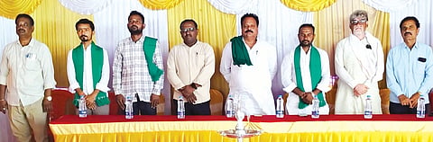 ಮಹಾಗಾಂವ್​ನಲ್ಲಿ ಹಮ್ಮಿಕೊಂಡಿದ್ದ ಸಮಾರಂಭದಲ್ಲಿ ನವ ಕರ್ನಾಟಕ ರೈತ ಸಂಘದ ಸಂಸ್ಥಾಪಕ ಅಧ್ಯಕ್ಷ ದಯಾನಂದ ಪಾಟೀಲ್​, ಕಸಾಪ ತಾಲೂಕು ಅಧ್ಯಕ್ಷ ಸುರೇಶ ಲೇಂಗಟಿ, ಗಿರೀಶ ಮಾಲಿಪಾಟೀಲ್​, ವಿವೇಕ ಮಹಾಹಾಜ, ಶಿವರಾಜ ಪಾಟೀಲ್​, ಶಿವಯೋಗಿ ಕಳ್ಳಿಮಠ, ಸಂಗಣ್ಣ ಹತ್ತಿ ಇದ್ದರು.