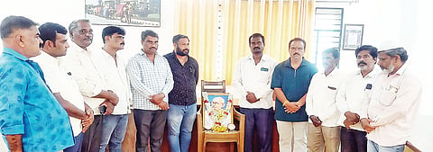 ಮಳವಳ್ಳಿಯ ಪ್ರವಾಸಿ ಮಂದಿರದಲ್ಲಿ ಜೆಡಿಎಸ್ ತಾಲೂಕು ಘಟಕದ ವತಿಯಿಂದ ಆಯೋಜಿಸಿದ್ದ ಮಹಾತ್ಮ ಗಾಂಧಿ ಜಯಂತಿ ಕಾರ್ಯಕ್ರಮದಲ್ಲಿ ಗಾಂಧಿ ಭಾವಚಿತ್ರಕ್ಕೆ ಪುಷ್ಪನಮನ ಸಲ್ಲಿಸಲಾಯಿತು. ಹನುಮಂತು, ನಂದಕುಮಾರ್, ಸಿದ್ದಾಚಾರಿ, ಚಂದಳ್ಳಿ ಶ್ರೀಧರ, ಕಾಂತರಾಜು, ಪ್ರಭು ಮತ್ತಿತರರು ಇದ್ದರು. 

