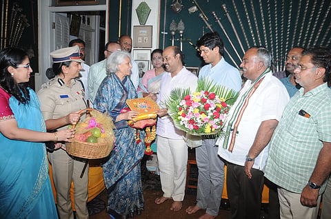 ದಸರಾ ಮಹೋತ್ಸವಕ್ಕೆ ಬನ್ನಿ...: ರಾಜಮನೆತನಕ್ಕೆ ಜಿಲ್ಲಾಡಳಿತದಿಂದ ಆಹ್ವಾನ 