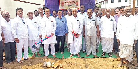 ಬೀಳಗಿ: ರೈತರ ಉತ್ಪನ್ನಗಳನ್ನು ಸುರಕ್ಷಿತವಾಗಿ ಸಂಗ್ರಹಿಸಲು ಬೀಳಗಿ, ಬಿಸನಾಳ, ಯಡಹಳ್ಳಿ ಹಾಗೂ ಕೋಲೂರ ಗ್ರಾಮಗಳಲ್ಲಿ ಗೋದಾಮುಗಳನ್ನು ನಿರ್ಮಿಸಲಾಗುವುದು. ರೈತರು ಇದರ ಸದುಪಯೋಗ ಪಡೆದುಕೊಳ್ಳಬೇಕು ಎಂದು ಹಟ್ಟಿ ಚಿನ್ನದ ಗಣಿ ನಿಗಮದ ಅಧ್ಯಕ್ಷ, ಶಾಸಕ ಜೆ.ಟಿ. ಪಾಟೀಲ ಹೇಳಿದರು.

 ಪಟ್ಟಣದ ಕಷಿ ಉತ್ಪನ್ನ ಮಾರುಕಟ್ಟೆ ಸಮಿತಿ (ಎಪಿಎಂಸಿ) ಆವರಣದಲ್ಲಿ ಬುಧವಾರ ನಬಾರ್ಡ್‌ನ ಆರ್‌ಐಡಿಎ್-31 ಯೋಜನೆಯಡಿ 410.93 ಲಕ್ಷ  ರೂ. ಅನುದಾನದಲ್ಲಿ ಕೈಗೆತ್ತಿಕೊಳ್ಳಲಾದ ಏಳು ವಿವಿಧ ಕಾಮಗಾರಿಗಳು ಹಾಗೂ ಗ್ರಾಮಗಳಲ್ಲಿ ಗೋದಾಮು ನಿರ್ಮಾಣ ಕಾಮಗಾರಿಗಳಿಗೆ ಭೂಮಿಪೂಜೆ ನೆರವೇರಿಸಿ ಅವರು ಮಾತನಾಡಿದರು.

 ಕಾಮಗಾರಿಗಳನ್ನು ಗುತ್ತಿಗೆ ಪಡೆದವರು ಗುಣಮಟ್ಟ ಕಾಯ್ದುಕೊಂಡು, ನಿಗದಿತ ಅವಧಿಯೊಳಗೆ ಪೂರ್ಣಗೊಳಿಸಬೇಕು ಎಂದು ಶಾಸಕರು ಸೂಚಿಸಿದರು.

ಗೋದಾಮು ಮಾಲೀಕರಿಗೆ 15 ದಿನಗಳ ಗಡುವು
 ಎಪಿಎಂಸಿ ವ್ಯಾಪ್ತಿಯಲ್ಲಿ ಗೋದಾಮು ಖರೀದಿಸಿರುವ ಕೆಲ ಮಾಲೀಕರು ಅಲ್ಲಿಗೆ ಬಂದು ವ್ಯವಹಾರ ನಡೆಸುತ್ತಿಲ್ಲ. ಅಂತಹವರು 15 ದಿನಗಳೊಳಗೆ ಎಪಿಎಂಸಿಯಲ್ಲಿ ವ್ಯಾಪಾರ ಚಟುವಟಿಕೆ ಆರಂಭಿಸಬೇಕು. ಇಲ್ಲವಾದಲ್ಲಿ ನೋಟಿಸ್ ನೀಡಿ, ನಿಯಮಾನುಸಾರ ಗೋದಾಮು ಖರೀದಿ ರದ್ದುಪಡಿಸುವ ಕ್ರಮ ಕೈಗೊಳ್ಳಬೇಕು ಎಂದು ಎಪಿಎಂಸಿ ಅಧಿಕಾರಿಗಳಿಗೆ ಜೆ.ಟಿ. ಪಾಟೀಲ ಸೂಚಿಸಿದರು.

 ಟಿಎಪಿಸಿಎಂಎಸ್ ಅಧ್ಯಕ್ಷ ಎಂ.ಬಿ. ಕಂಬಿ, ಉಪಾಧ್ಯಕ್ಷ ಸಿದ್ದು ಗಿರಗಾಂವಿ, ಗ್ಯಾರಂಟಿ ಸಮಿತಿ ಅಧ್ಯಕ್ಷ ಅಣವಿರಯ್ಯ ಆರ್. ಪ್ಯಾಟಿಮಠ, ನಿರ್ದೇಶಕರಾದ ಎಸ್.ಡಿ. ಗೌಡರ, ಮಲ್ಲಪ್ಪ ಕಾಳಗಿ, ರಾಜು ಬೋರ್ಜಿ, ದೊಡ್ಡಣ್ಣ ದೇಸಾಯಿ, ಪಡಿಯಪ್ಪ ತಿರಕನ್ನವರ, ಕೀರಯ್ಯ ಮಠಪತಿ, ಪಾರ್ವತಿ ಕೋಲಾರ, ಎಸ್.ಎಚ್. ಮುಜಾವರ, ಮಹಾದೇವ ಹಾದಿಮನಿ, ಎಪಿಎಂಸಿ ಕಾರ್ಯದರ್ಶಿ ಶರಣು ಕುಲಕರ್ಣಿ ಸೇರಿ ಹಲವರು ಉಪಸ್ಥಿತರಿದ್ದರು.