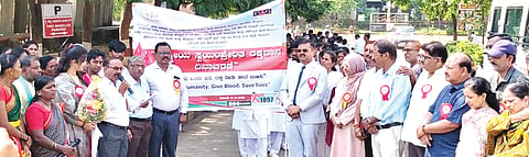 ಕಲಬುರಗಿ ಜಿಲ್ಲಾಸ್ಪತ್ರೆಯಲ್ಲಿ ಗುರುವಾರ ಆಯೋಜಿಸಿದ್ದ ರಾಷ್ಟ್ರೀಯ ಸ್ವಯಂಪ್ರೇರಿತ ರಕ್ತದಾನ ಜಾಗೃತಿ ಜಾಥಾಕ್ಕೆ ನ್ಯಾ.ಶ್ರೀನಿವಾಸ ನವಲೆ ಚಾಲನೆ ನೀಡಿದರು. ಡಾ.ಎ.ಎಸ್​.ರುದ್ರವಾಡಿ, ಡಾ.ಶರಣಬಸಪ್ಪ ಗಣಜಲಖೇಡ, ಡಾ.ಶರಣಬಸಪ್ಪ ಕ್ಯಾತನಾಳ, ಡಾ.ರುಖಯ್ಯಾ ಅಸ್ನಾ ರಬಾ, ಡಾ.ಮಹಮ್ಮದ್​ ಗಫಾರ್​ ಇತರರಿದ್ದರು.