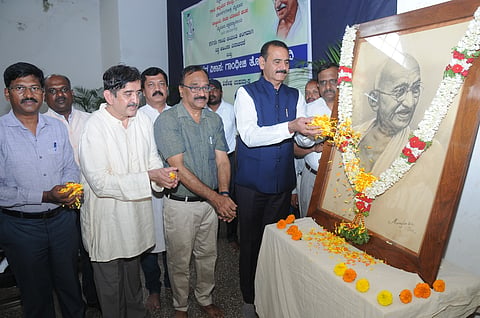 
ಮಾನಸಗಂಗೋತ್ರಿಯ ಗಾಂಧಿ ಭವನದಲ್ಲಿ ಶುಕ್ರವಾರ ಆಯೋಜಿಸಿದ್ದ ಗಾಂಧಿ ಜಯಂತಿ ಕಾರ್ಯಕ್ರಮದಲ್ಲಿ ಗಾಂಧಿ ಭಾವಚಿತ್ರಕ್ಕೆ ಗಣ್ಯರು ಪುಷ್ಪಾರ್ಚನೆ ನೆರವೇರಿಸಿದರು. ನಟರಾಜ್ ಹುಳಿಯಾರ್, ಪ್ರೊ.ಎನ್.ಕೆ. ಲೋಕನಾಥ್, ಪ್ರೊ.ಎಸ್. ನರೇಂದ್ರಕುಮಾರ್,  ಪ್ರೊ.ಎಂ.ಬಿ. ಸುರೇಶ್ ಇದ್ದರು.