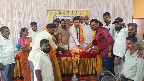ಬೆಟ್ಟದಪುರದಲ್ಲಿ ಸೇವಾ ಸಂಕಲ್ಪ ದಿನದ ಅಂಗವಾಗಿ ಭಾರತೀಯ ಜನತಾ ಪಾರ್ಟಿ ಪಿರಿಯಾಪಟ್ಟಣ ಮಂಡಲ ಆಯೋಜಿಸಿದ್ದ ಆರೋಗ್ಯ, ಕಣ್ಣು ತಪಾಸಣೆ ಹಾಗೂ ರಕ್ತದಾನ ಶಿಬಿರ ಮತ್ತು ಜನಸೇವಾ ಕಾರ್ಯಕ್ರಮವನ್ನು ಸಂಸದ ಯದುವೀರ್ ಉದ್ಘಾಟಿಸಿದರು. ಕೂರ್ಗಲ್ಲು ಕೆಂಡಗಣ್ಣ, ಪರೀಕ್ಷಿತ್ ರಾಜ್, ಸವಿತಾ, ನಳಿನಿ, ಸುನೀಲ್ ಕುಮಾರ್, ಎಚ್.ಎಸ್.ರವಿ ಇತರರು ಇದ್ದರು. 