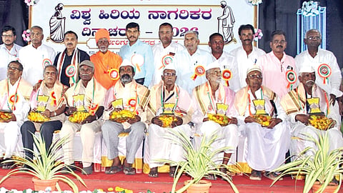 ಬಾಗಲಕೋಟೆಯ ಡಾ.ಅಂಬೇಡ್ಕರ್ ಭವನದಲ್ಲಿ ಹಮ್ಮಿಕೊಂಡಿದ್ದ ವಿಶ್ವ ಹಿರಿಯ ನಾಗರಿಕರ ದಿನ ಕಾರ್ಯಕ್ರಮದಲ್ಲಿ ವಿವಿಧ ಕ್ಷೇತ್ರಗಳಲ್ಲಿ ಸಾಧನೆ ಮಾಡಿರುವ ಹಿರಿಯ ನಾಗರಿಕರನ್ನು ಸನ್ಮಾನಿಸಲಾಯಿತು. ರಾಜ್ಯಸಭಾ ಸದಸ್ಯ ನಾರಾಯಣಸಾ ಭಾಂಡಗೆ, ಪರಿಷತ್ ಶಾಸಕ ಪಿ.ಎಚ್.ಪೂಜಾರ, ಚಂದ್ರಶೇಖರ ದಿಡ್ಡಿ ಇತರರಿದ್ದರು.
