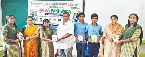 ವಿಜಯಪುರದ ಸರ್ಕಾರಿ ಪ್ರೌಢಶಾಲೆಯಲ್ಲಿ ಹಮ್ಮಿಕೊಂಡಿದ್ದ ಕಾರ್ಯಕ್ರಮದಲ್ಲಿ ಪ್ರೌಢಶಾಲೆಯ ಹಿರಿಯ ವಿದ್ಯಾರ್ಥಿಗಳ ಸಂದ ಅಧ್ಯಕ್ಷ ವಿ.ಎಂ.ಕಿಶೋರ್​ ಕುಮಾರ್​ ವಿದ್ಯಾರ್ಥಿಗಳಿಗೆ ಗಾಂಧಿಜೀ ಪುಸ್ತಕಗಳನ್ನು ವಿತರಿಸಿದರು. ಮುಖ್ಯಶಿಕ್ಷಕಿ ಎಲ್​.ಆರ್​. ಕೋಮಲಾ, ವಿದ್ಯಾರ್ಥಿಗಳು ಇದ್ದರು.