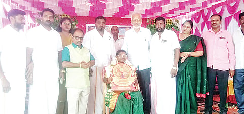 ಅರಕಲಗೂಡಿನಲ್ಲಿ ಶನಿವಾರ ನಡೆದ ಪೌರ ಕಾರ್ಮಿಕರ ದಿನಾಚರಣೆ ಕಾರ್ಯಕ್ರಮದಲ್ಲಿ ಪೌರ ಕಾರ್ಮಿಕ ಮಹಿಳೆ ಕಮಲಮ್ಮ ಅವರನ್ನು ಸನ್ಮಾನಿಸಲಾಯಿತು. ಎ. ಮಂಜು, ನಾಗೇಂದ್ರಕುಮಾರ್, ರವಿ, ವೆಂಕಟೇಶ್ ಇತರರಿದ್ದರು.