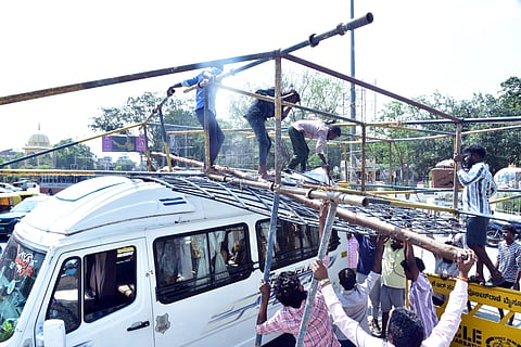 ಮೈಸೂರು ನಗರದ ಗನ್‌ಹೌಸ್‌ನಲ್ಲಿ ಮುರಿದು ಬಿದ್ದ ದಸರಾ ದೀಪಾಲಂಕಾರದ ಕಟೌಟ್

