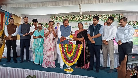 ಮೂಡಿಗೆರೆಯಲ್ಲಿ ಆಯೋಜಿಸಿದ್ದ ತಾಲೂಕು ಮಟ್ಟದ ಪ್ರಜಾಸೇವೆ ಆಂದೋಲನ ಕಾರ್ಯಕ್ರಮವನ್ನು ಜಿಲ್ಲಾ ಉಸ್ತುವಾರಿ ಸಚಿವ ಕೆ.ಜೆ.ಜಾರ್ಜ್ ಉದ್ಘಾಟಿಸಿದರು. ಶಾಸಕಿ ನಯನಾ ಮೋಟಮ್ಮ, ಎಂಎಲ್ಸಿ ಗಾಯತ್ರಿ ಶಾಂತೇಗೌಡ,  ಸಿ.ಬಿ.ಶಂಕರ್, ಮಾಜಿ ಸಚಿವೆ ಮೋಟಮ್ಮ ಇತರರಿದ್ದರು.