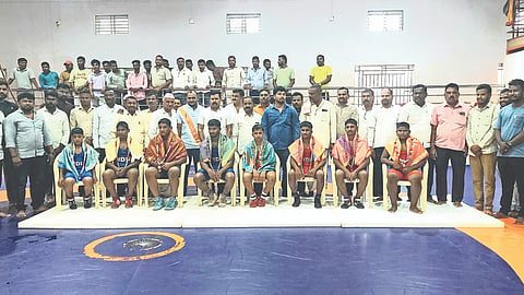 ಚಿಮ್ಮಡ: ಕ್ರೀಡಾಪಟುಗಳು ದುಶ್ಚಟಗಳಿಂದ ದೂರವಿದ್ದು, ಸತ್ವಯುತ ಆಹಾರ ಸೇವನೆಯೊಂದಿಗೆ ನಯ, ವಿನಯ ಮತ್ತು ವಿನಮ್ರತೆಯನ್ನು ಜೀವನದಲ್ಲಿ ಅಳವಡಿಸಿಕೊಂಡು ಕ್ರೀಡೆಯಲ್ಲಿ ಸಾಧನೆ ಮಾಡಬೇಕು ಎಂದು ಕಾಂಗ್ರೆಸ್ ಧುರೀಣ ಸಿದ್ದು ಕೊಣ್ಣೂರ ಹೇಳಿದರು.

ಗ್ರಾಮದ ಮಲ್ಲಭೂಮಿ ಗರಡಿಮನೆಯಲ್ಲಿ ಗುರುವಾರ ಹಮ್ಮಿಕೊಂಡಿದ್ದ ಸತ್ಕಾರ ಸಮಾರಂಭದಲ್ಲಿ ಮುಖ್ಯ ಅತಿಥಿಯಾಗಿ ಮಾತನಾಡಿದ ಅವರು, ಗರಡಿಮನೆ ಕೇವಲ ಮಣ್ಣಿನ ಅಖಾಡವಲ್ಲ. ಅದು ಶಿಸ್ತು, ಪರಿಶ್ರಮ, ಧೈರ್ಯ, ದೈಹಿಕ ಸಾಮರ್ಥ್ಯ ಹಾಗೂ ಆತ್ಮವಿಶ್ವಾಸ ಬೆಳೆಸುವ ಪವಿತ್ರ ಸ್ಥಳವಾಗಿದೆ ಎಂದರು.

ನೀರಿನಿಂದ ಸ್ನಾನ ಮಾಡಿದವನು ಬಟ್ಟೆ ಬದಲಾಯಿಸುತ್ತಾನೆ, ಬೆವರಿನಿಂದ ಸ್ನಾನ ಮಾಡಿದವರು ಚರಿತ್ರೆಯನ್ನೇ ಬದಲಾಯಿಸುತ್ತಾರೆ ಎಂದು ಅವರು ಕ್ರೀಡಾಪಟುಗಳ ಪರಿಶ್ರಮವನ್ನು ಶ್ಲಾಸಿದರು.

ಮುಖಂಡ ರಾಜು ಬಗನಾಳ ಮಾತನಾಡಿ, ಸಿದ್ದು ಕೊಣ್ಣೂರ ಅವರು ರಾಜ್ಯ ಹಾಗೂ ರಾಷ್ಟ್ರಮಟ್ಟದಲ್ಲಿ ಕಬ್ಬಡ್ಡಿ ಕ್ರೀಡಾಪಟುವಾಗಿ ಗುರುತಿಸಿಕೊಂಡಿದ್ದು, ಕ್ರೀಡಾಪಟುಗಳ ಸಮಸ್ಯೆಗಳಿಗೆ ಸ್ಪಂದಿಸುತ್ತಿದ್ದಾರೆ ಎಂದು ಹೇಳಿದರು.

ಗ್ರಾಮದ ಪ್ರಮುಖರಾದ ಗುರಲಿಂಗಪ್ಪ ಪೂಜಾರಿ, ಗ್ರಾಮ ಪಂಚಾಯಿತಿ ಮಾಜಿ ಅಧ್ಯಕ್ಷ ಶಂಕರ ಬಟಕುರ್ಕಿ, ಮಹಾಲಿಂಗ ಮಾಯಣ್ಣವರ, ಶಿವಪ್ಪ ಪಾಟೀಲ, ಅಶೋಕ ಮೋಟಗಿ, ಬಾಳಪ್ಪ ಗಡೆಪ್ಪನವರ, ಚನ್ನಪ್ಪ ತೇಲಿ, ಬಸವರಾಜ ಮಮದಾಪೂರ, ಮಾರುತಿ ಮಮದಾಪೂರ, ಸಲೀಮ ಸರಕಾವಸ, ಪ್ರಭು ದೇವಗೋಳ, ಶೌಕತ ಪಾಲಭಾವಿ ಸೇರಿ ಹಲವರು ಉಪಸ್ಥಿತರಿದ್ದರು.

ರಾಜ್ಯಮಟ್ಟದ ಕುಸ್ತಿ ಸ್ಪರ್ಧೆಯಲ್ಲಿ ಭಾಗವಹಿಸಿ ಉತ್ತಮ ಸಾಧನೆ ಮಾಡಿದ ಕ್ರೀಡಾಪಟುಗಳನ್ನು ಸನ್ಮಾನಿಸಿ ಗೌರವಿಸಲಾಯಿತು.
